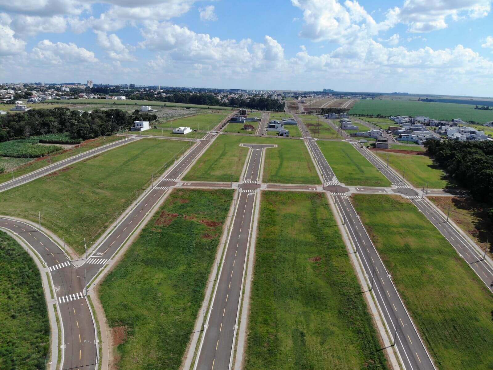 Terrenos no loteamento Colinas Tropical 1 e 2